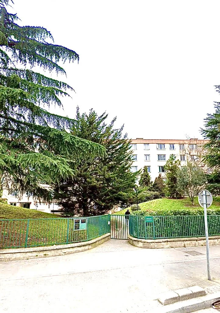 Le portail vert de la résidence des Albâtres